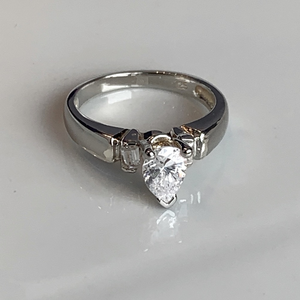 Stunning Pear shaped Ring silver 925. Gorg…